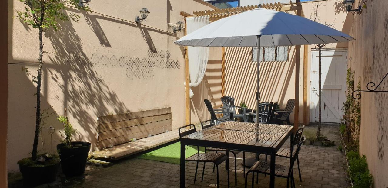 Le Patio Belle Maison En Plein Centre Ville, Avec Grande Terrasse Au Calme Bastogne Luaran gambar