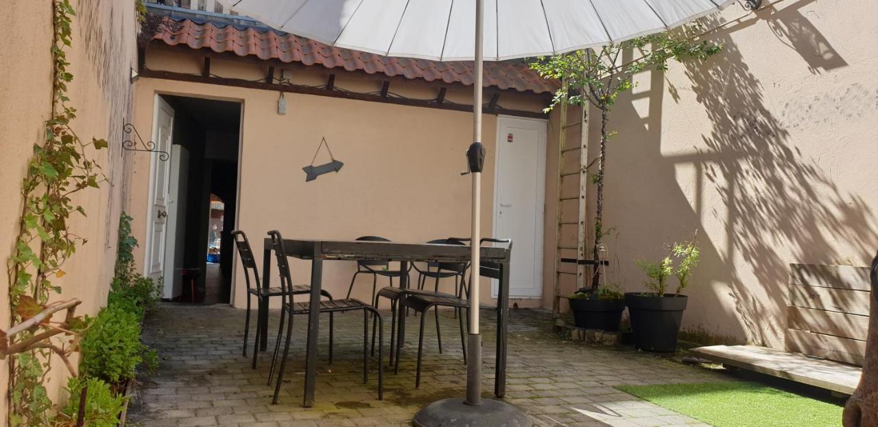 Le Patio Belle Maison En Plein Centre Ville, Avec Grande Terrasse Au Calme Bastogne Luaran gambar
